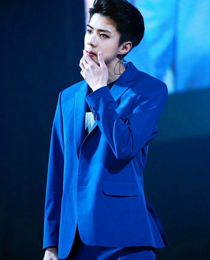 心机男吴世勋,眉清目秀,霸道总裁样子惹人爱