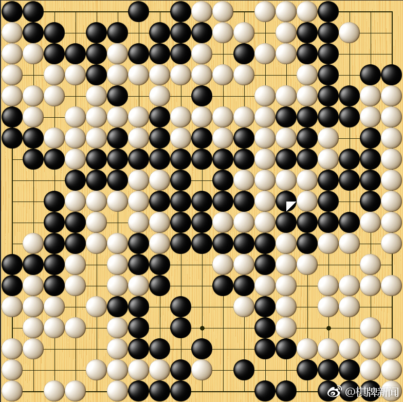 在旷宇深处,八艘太空战舰排出阵势,并变形为机器人的模样.现在