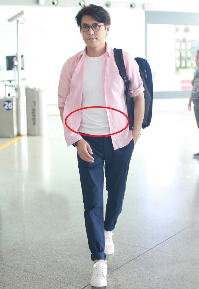 靳东粉色衬衫嫩成20岁,视线下移却看傻,网友:这确实42岁了