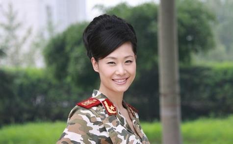 凭借《纤夫的爱》成名,34岁离婚享正师级待遇,为爱嫁给丑男