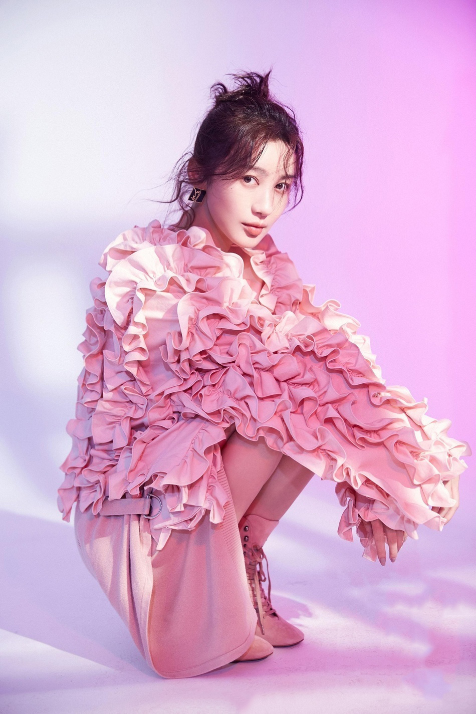 李菲儿粉色系嫩回18岁,纤腰美背怎么看都不腻,像个小仙女