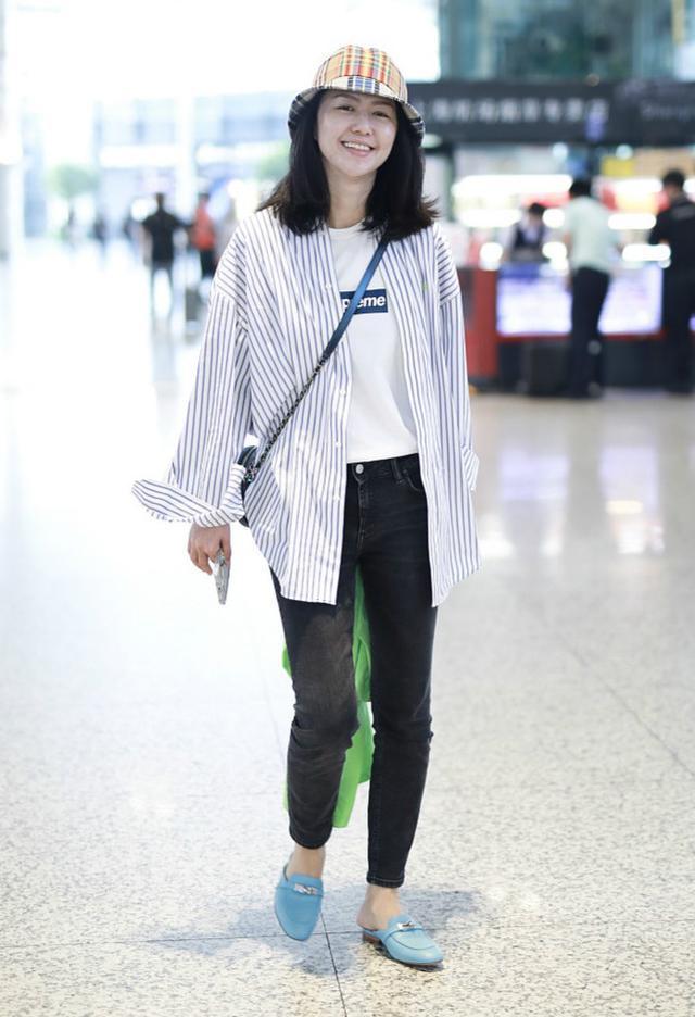 把冲锋衣穿成雨衣的感觉谭维维做到了网友可惜了这身高