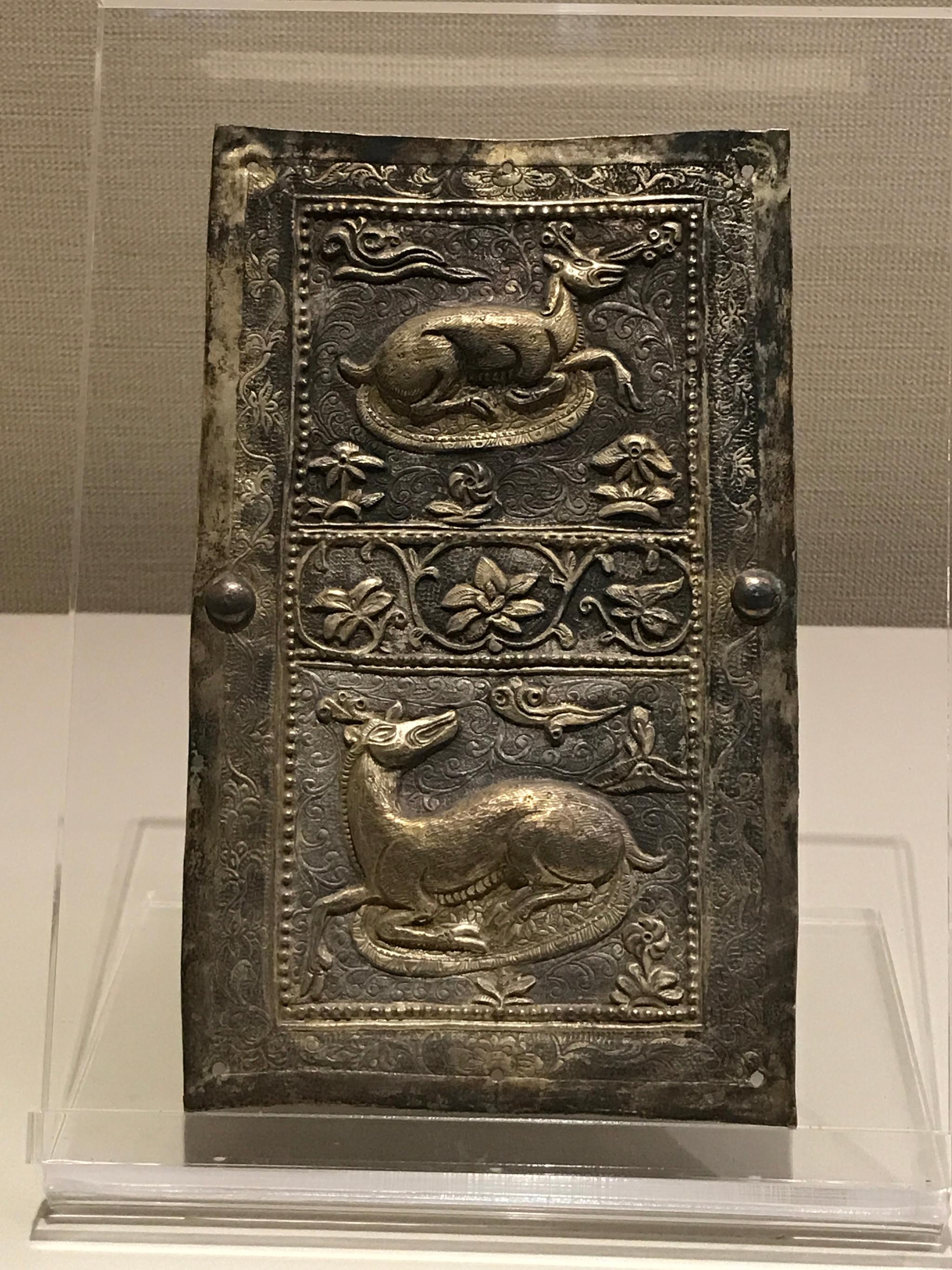 辽博的几件辽代鎏金银饰图①②扦腰为女子大袍后腰的带饰