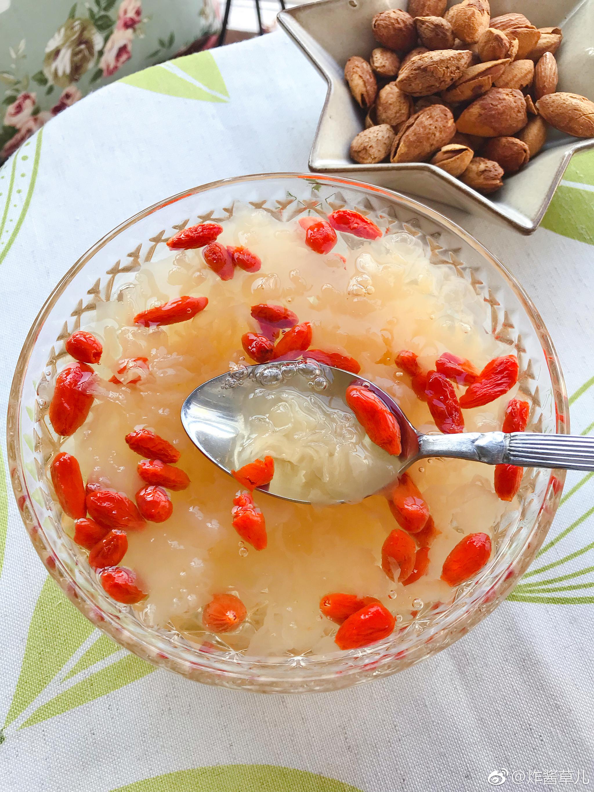 枸杞银耳汤香蕉吐司片牛奶煮蛋坚果