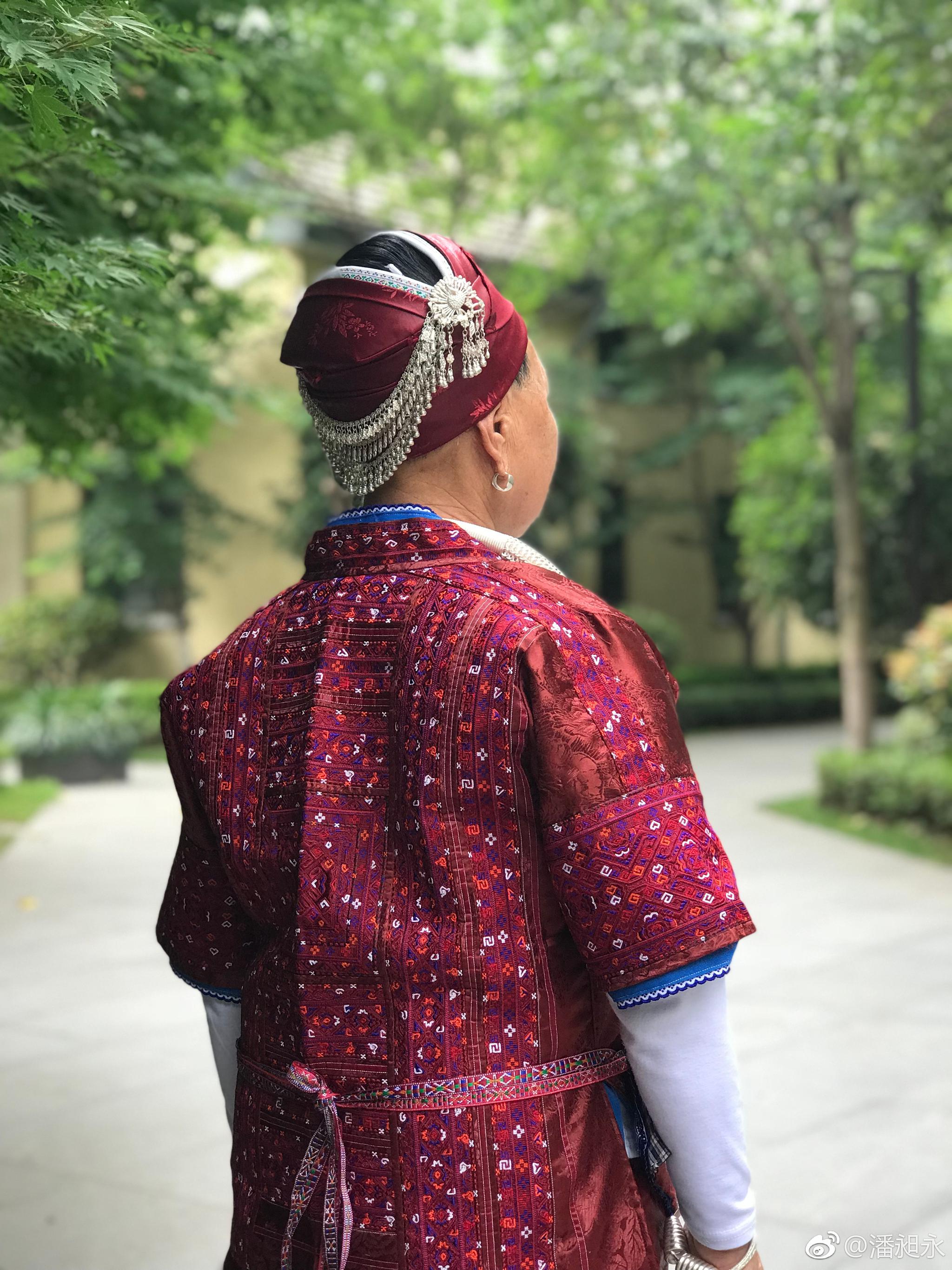 在民国风的建筑群里给母亲拍摄一组苗族盛装照