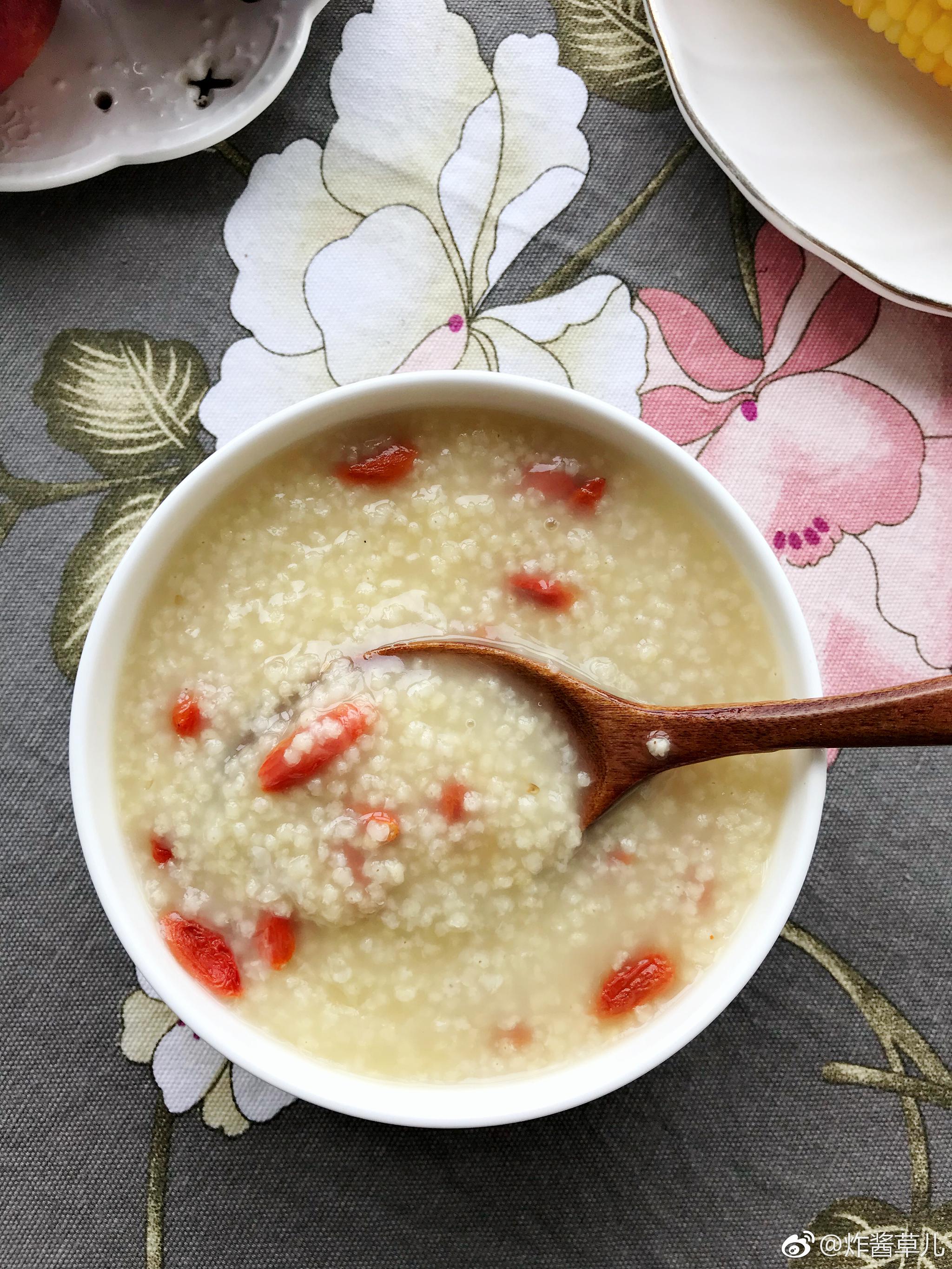 葱花鸡蛋饼,小米枸杞粥,煮玉米,咸蛋,油桃