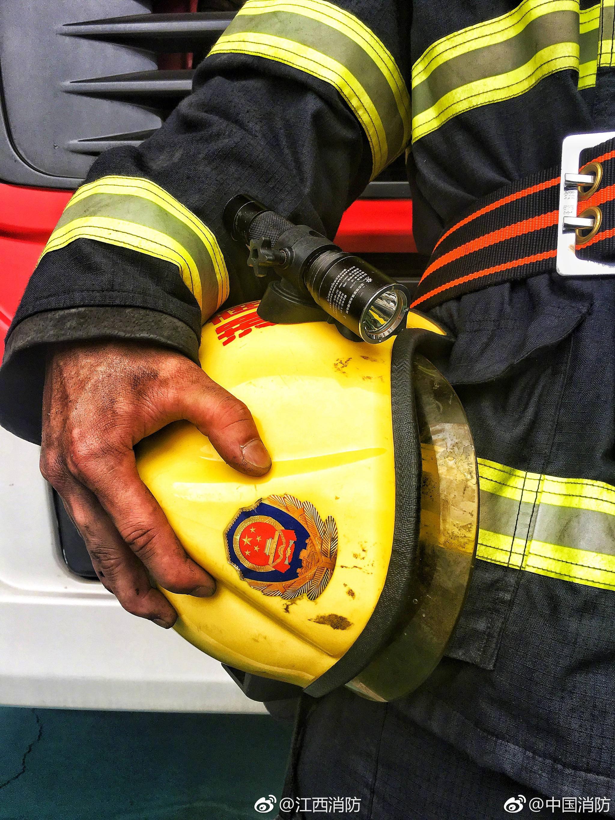 这是一双消防战士的手