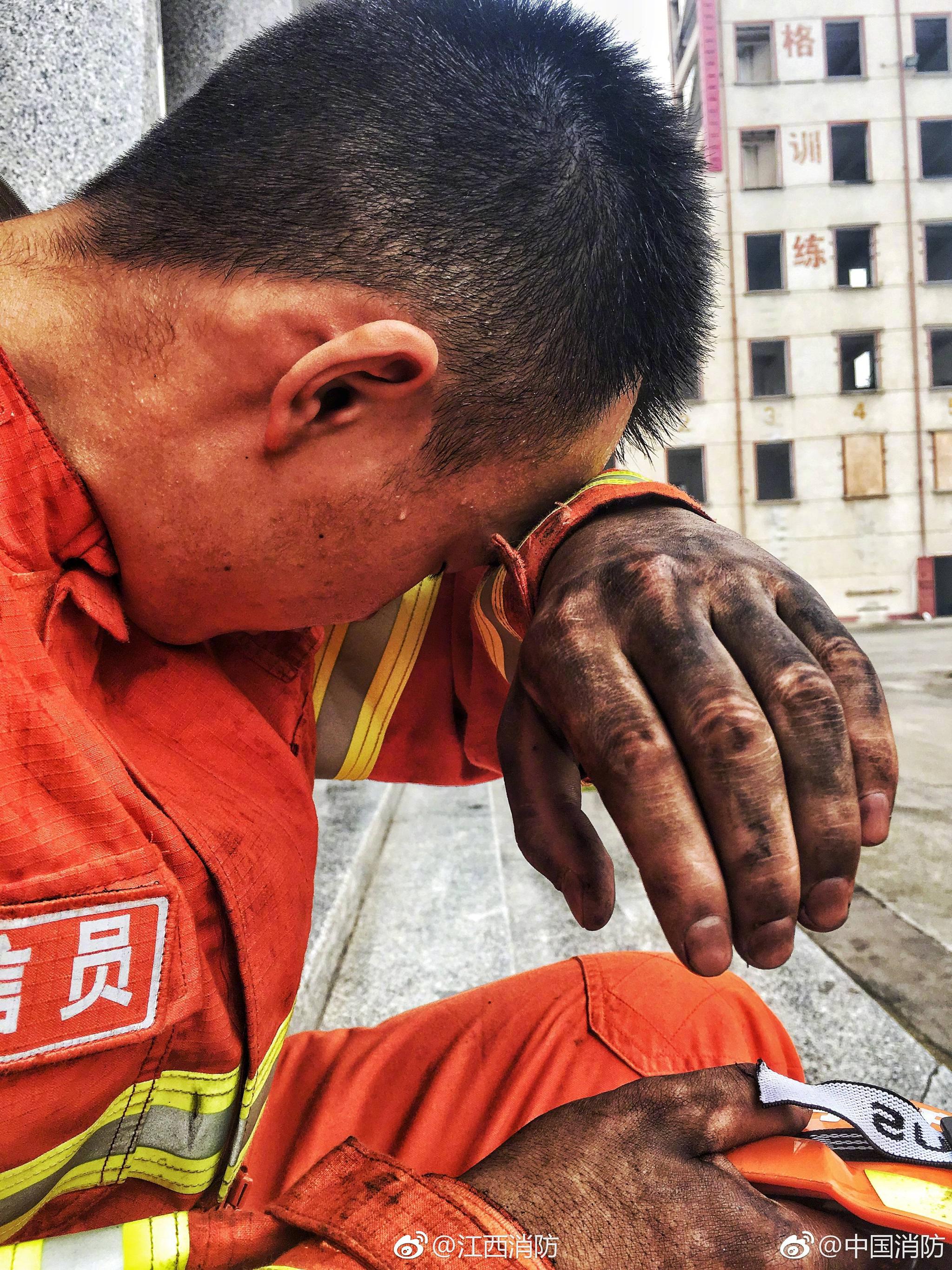 这是一双消防战士的手