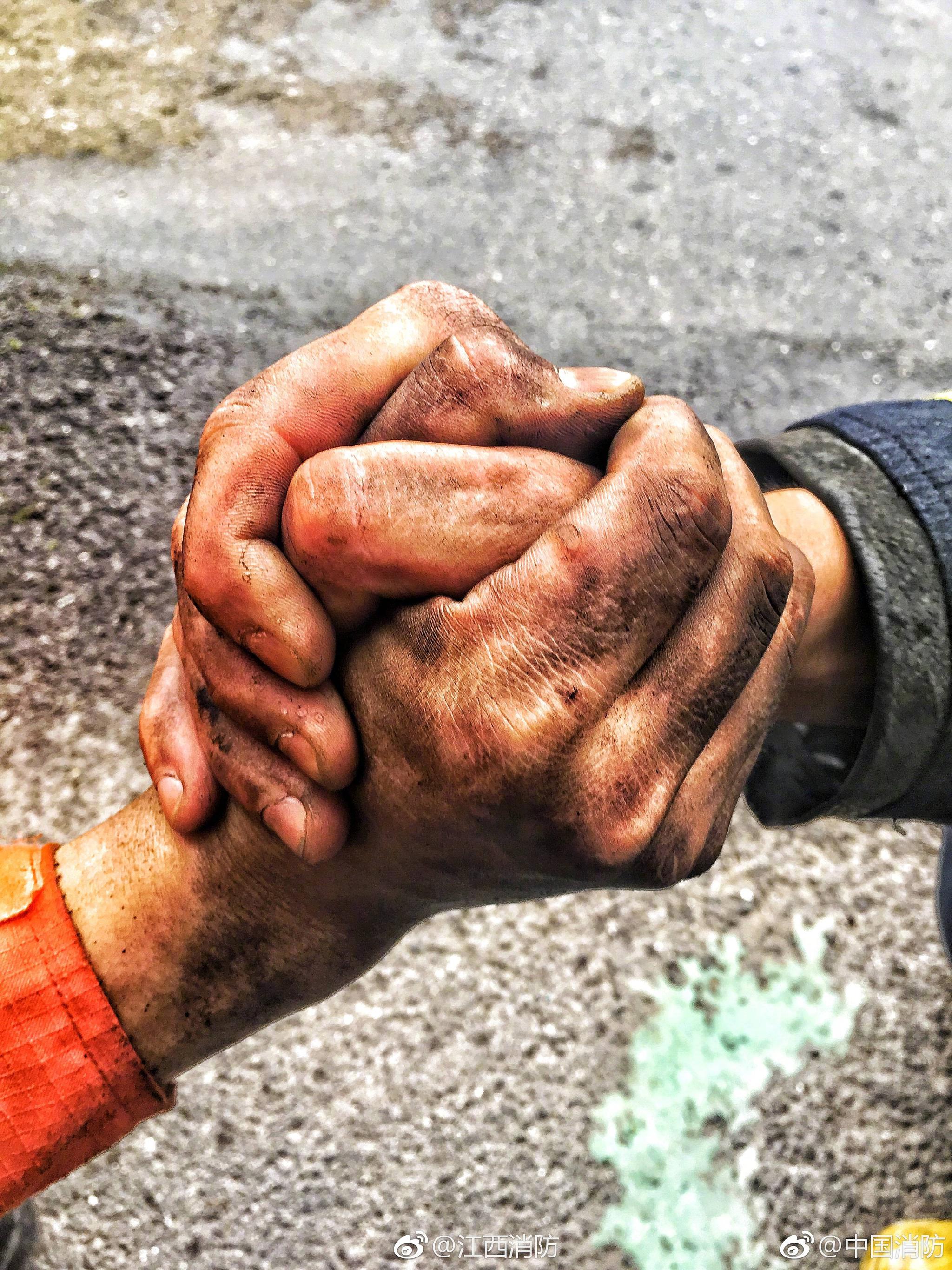 这是一双消防战士的手