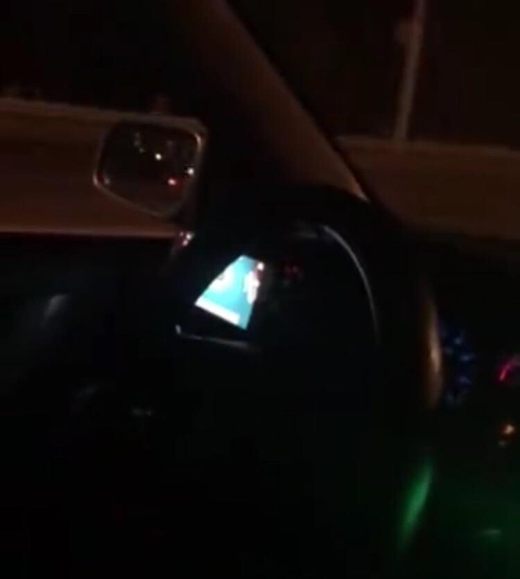 深夜打车吓出一身汗!大连出租车司机边开车边打麻将