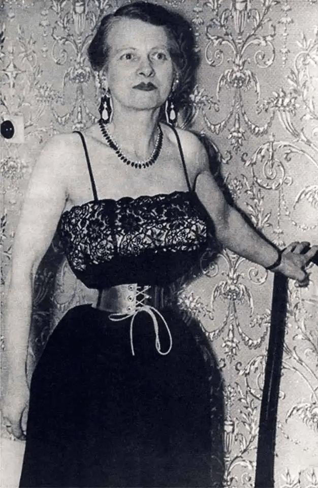 英国一女子为满足丈夫的特殊癖好她天天束腰如今成这样