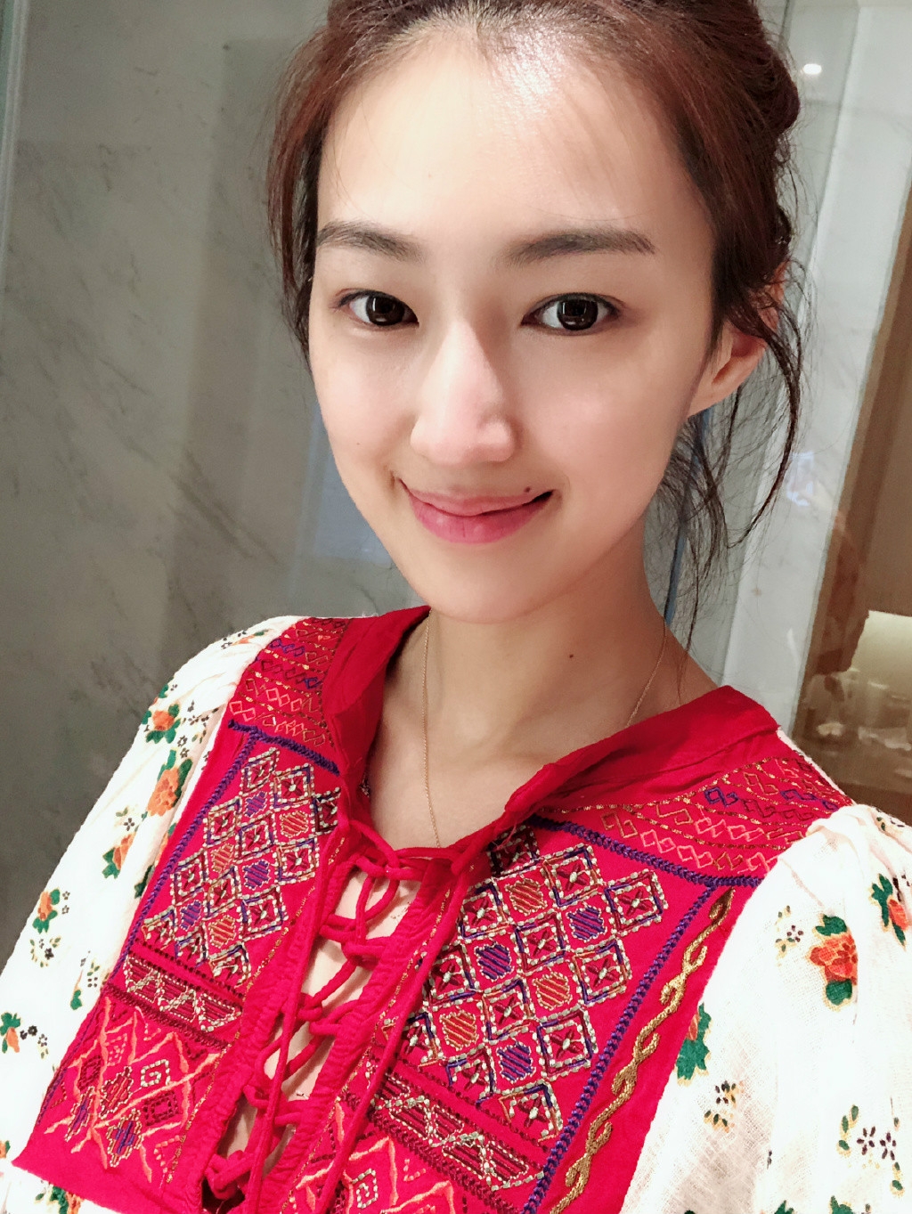 她是孙悦前女友,25岁嫁其貌不扬富豪,如今31岁被宠成公主?