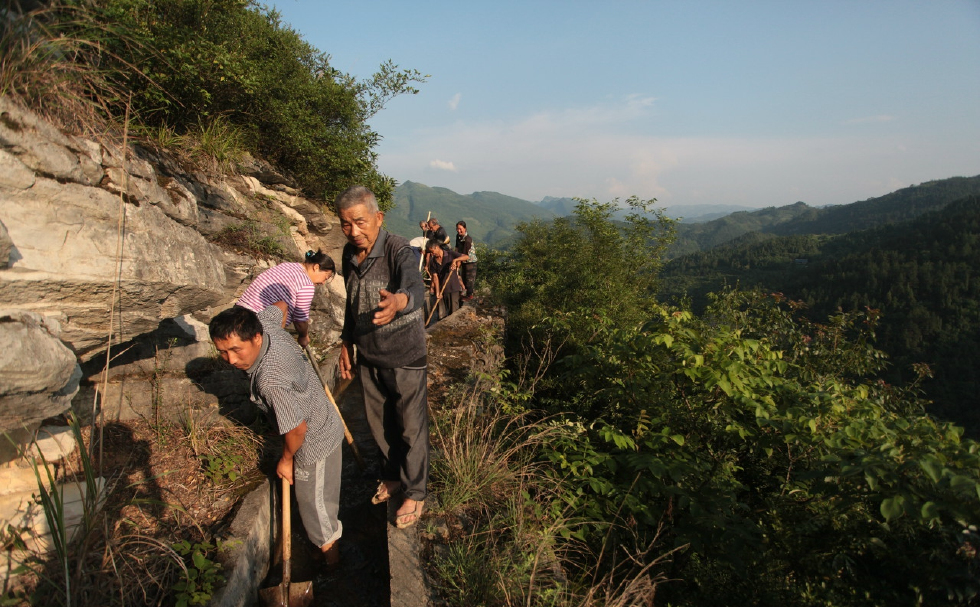 贵州省遵义市播州区平正仡佬族乡草王坝村,有一位老人带领着全村男女