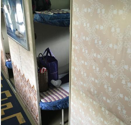 车厢两侧的楼梯之间都是双层卧铺.