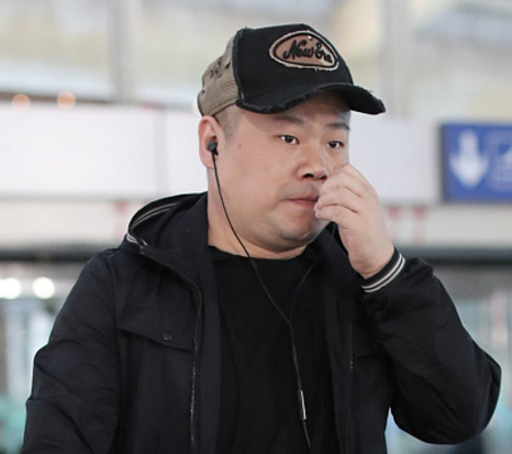 德云"一哥"岳云鹏,黑色休闲夹克穿出90年代感,最真实的他