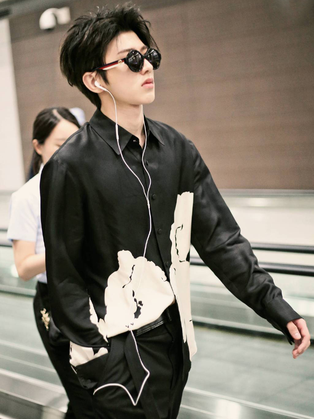 蔡徐坤穿黑裤黑衣耍帅又换皮衣耍酷网友终于爷们了