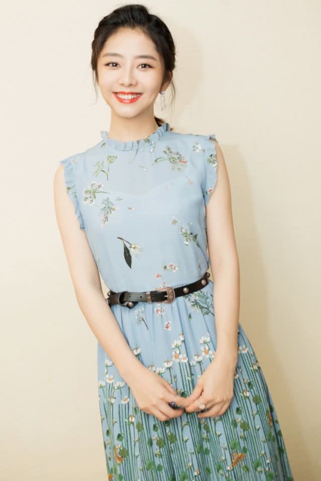 "小仙女"谭松韵身穿碎花长裙,清新纯洁,有一种初恋的感觉!