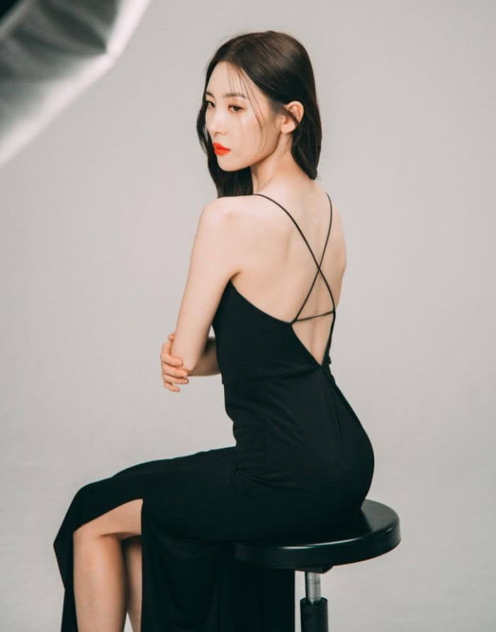 宣美身材好就是自信,手臂缠了个"安全气囊",一双牙签腿亮了!