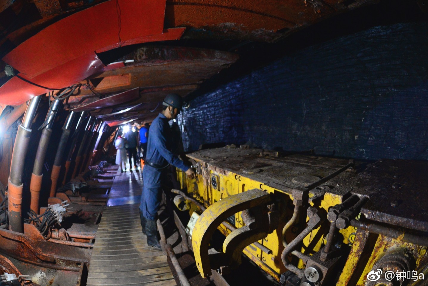 唐山开滦国家矿山公园里,我们戴上矿工帽,穿越到井底,亲身体验煤矿