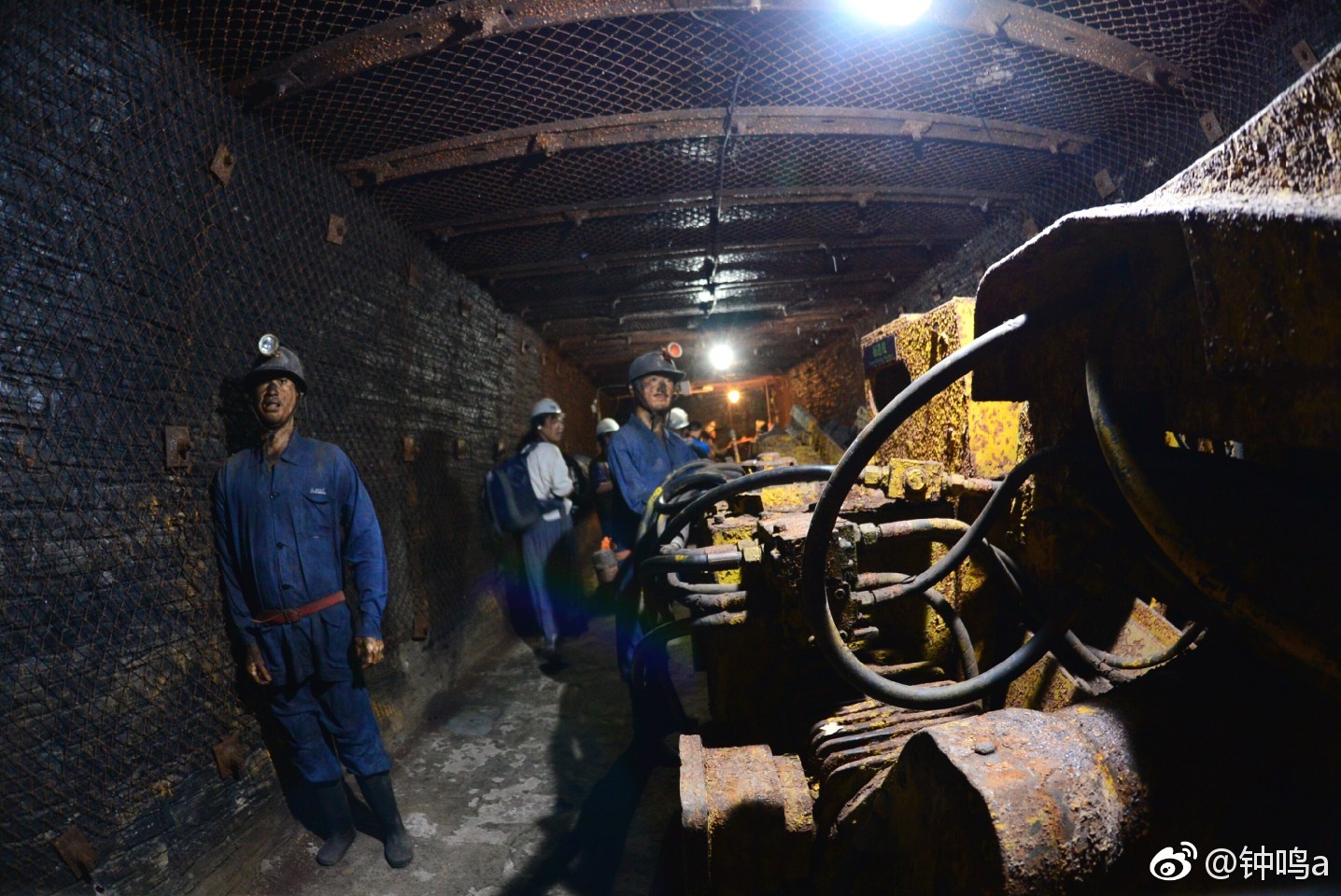 矿山公园里,我们戴上矿工帽,穿越到井底,亲身体验煤矿工人采煤工作