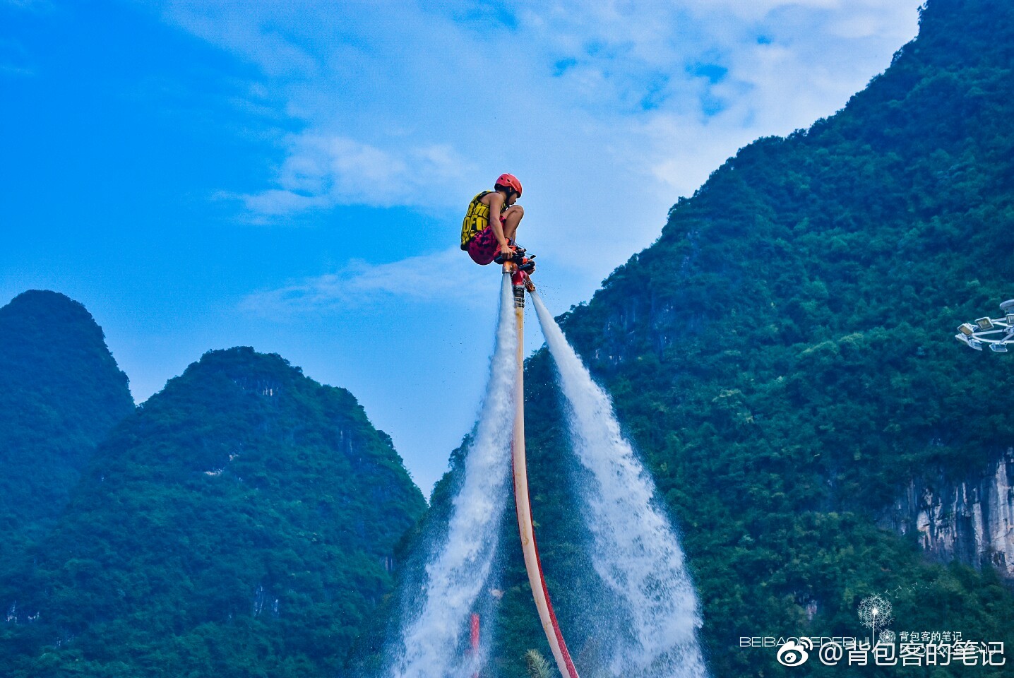 《水上飞人》特技秀是桂林千古情最受欢迎的节目之一