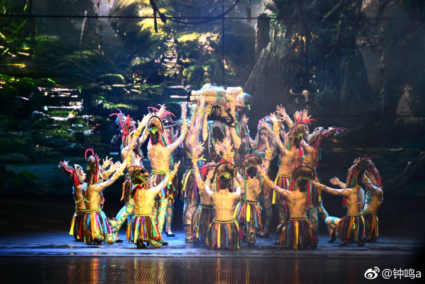 丽江宋城的实景剧场里,大型歌舞《丽江千古情》每天16:30,19