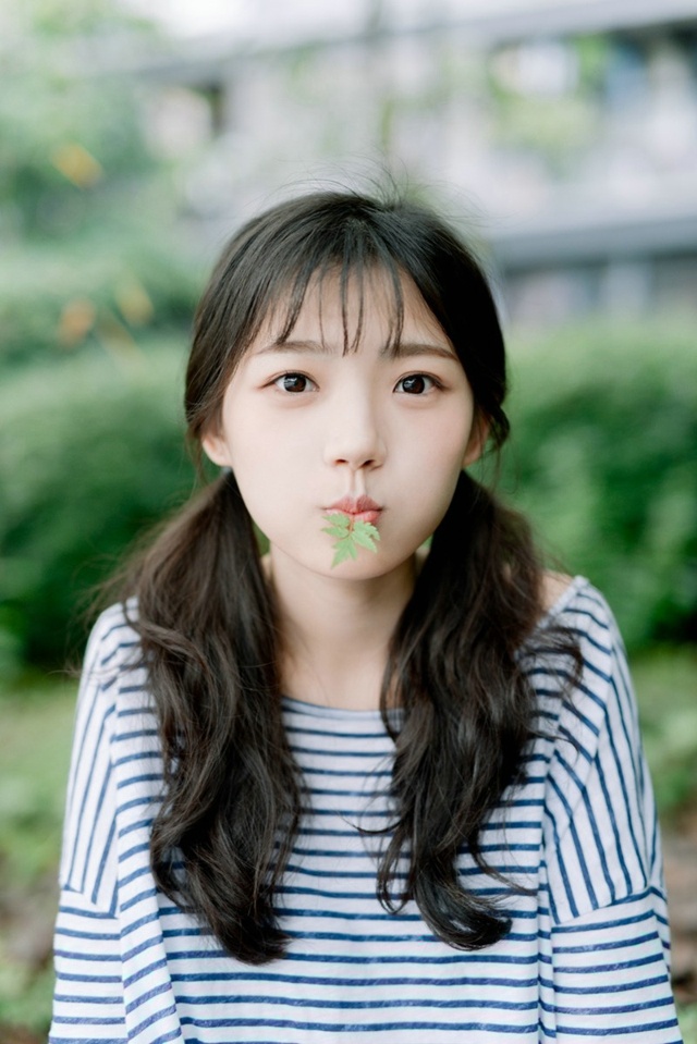 林荫之中白皙甜美清纯少女清新俏皮可爱写真