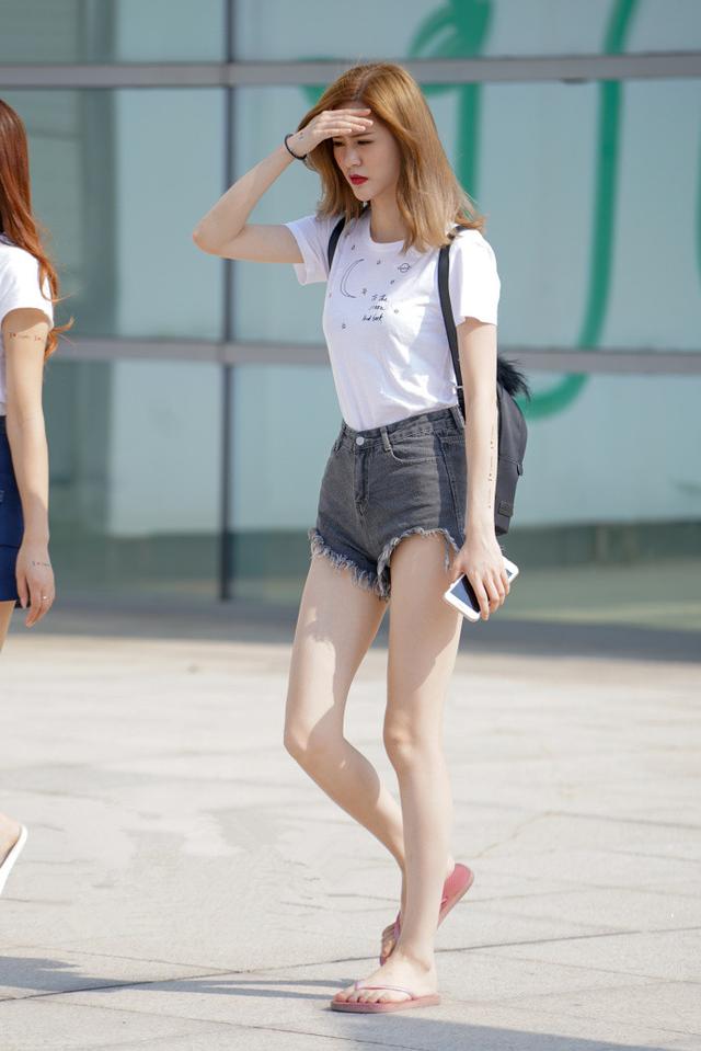 街拍美女穿超短裤上街曲线迷人白皙大长腿甚是养眼