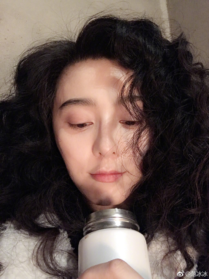 范冰冰晒蓬头素颜自拍被网友机智催生:生活还有远方的红枣