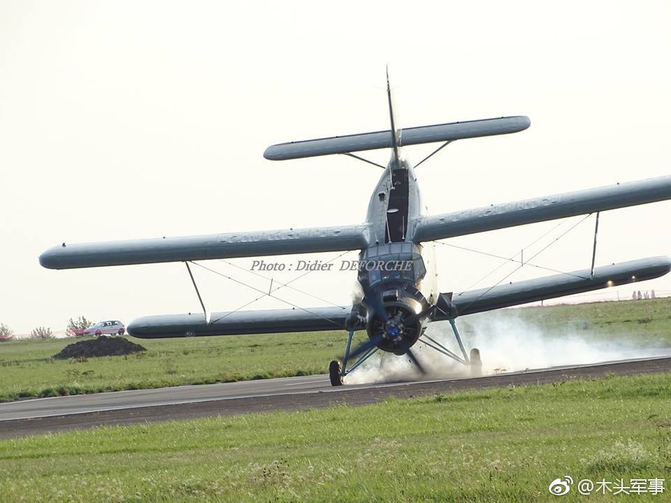 一架波兰的安-2着陆时拿了大顶