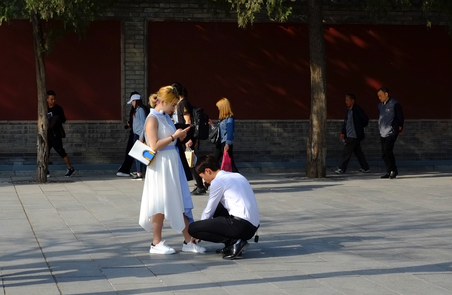 西安闹市街头贴心小伙蹲下为女孩系鞋带|鞋带|小伙|女孩_新浪新闻