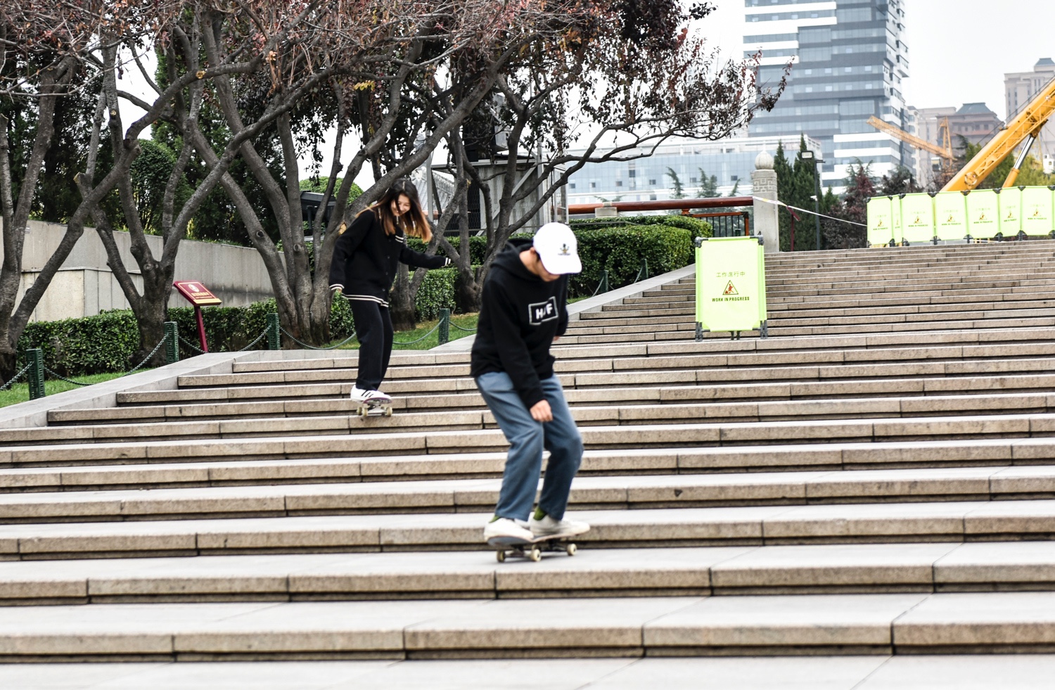 西安大雁塔景区 年轻人踩滑板下楼梯