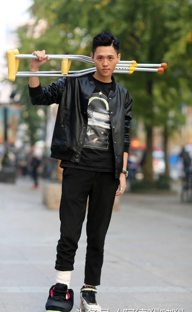 街拍街道上的阳光帅哥