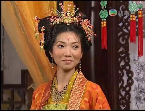 她以42岁高龄诞下儿子 夫妻俩买零食给儿子也要仔细研究