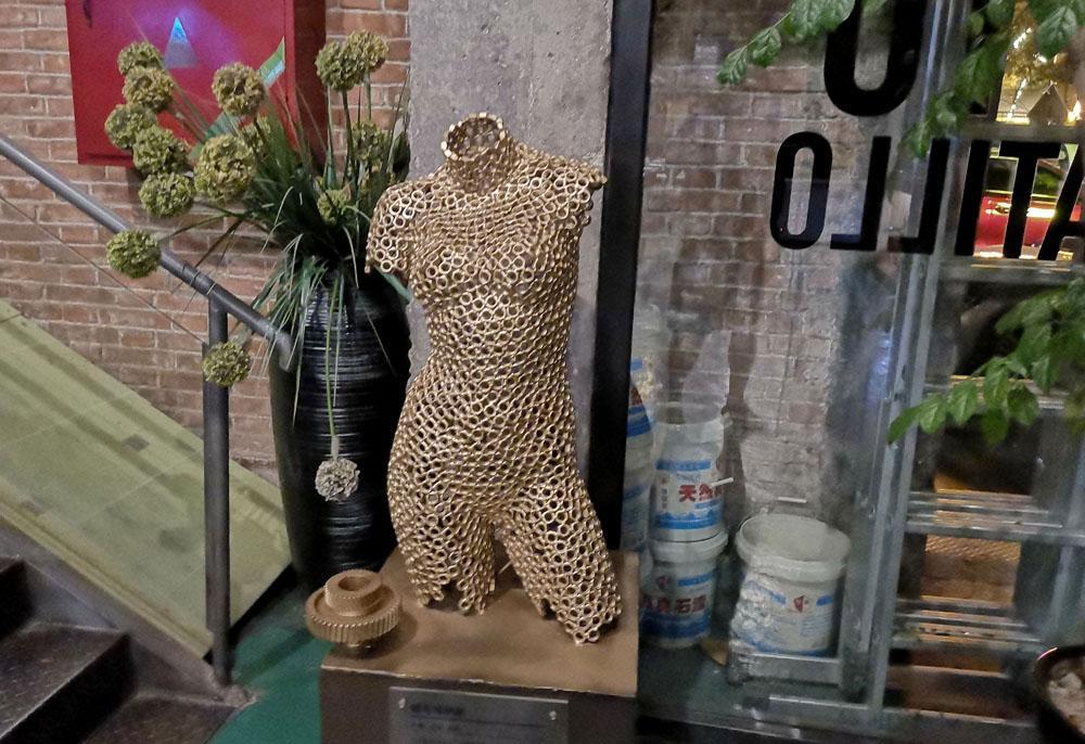 6名年轻人用25吨废钢铁把旧厂房改成餐厅, 勾起"80后"儿时回忆