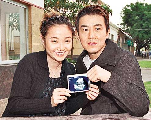 49岁许秋怡近照,错过张智霖却嫁给过气明星,今夫妻来内地捞金