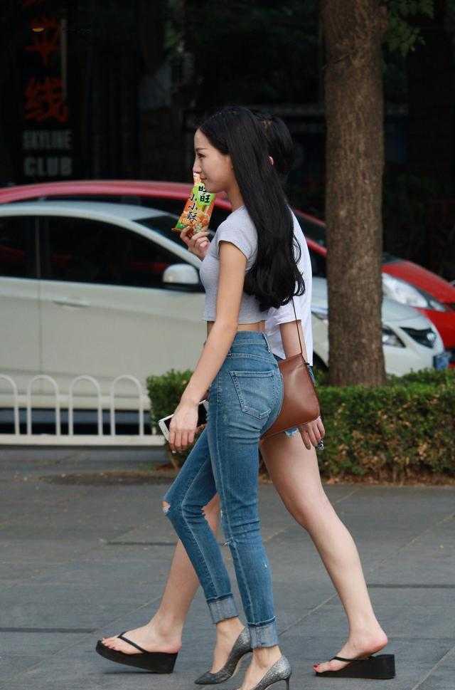 紧身牛仔裤出街配上露肚t恤蛇纹高跟鞋霸气侧漏真有个性