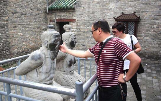 岳飞面前的秦桧跪像想站起来网友不答应