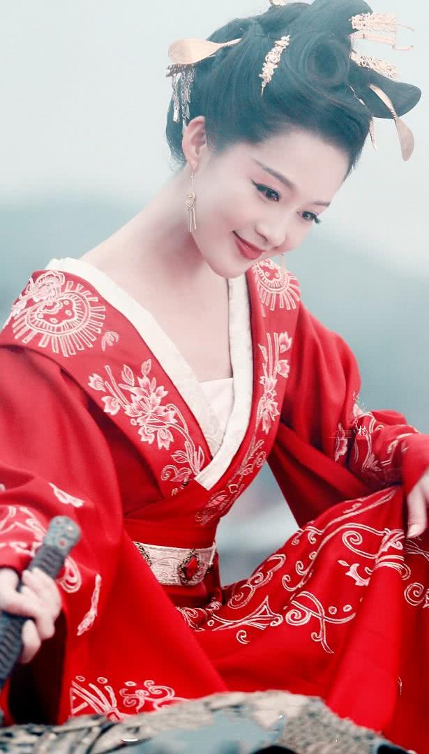 第二个角色就是李沁出演的寒香见,她自己本来是边地寒部美女,貌美体香