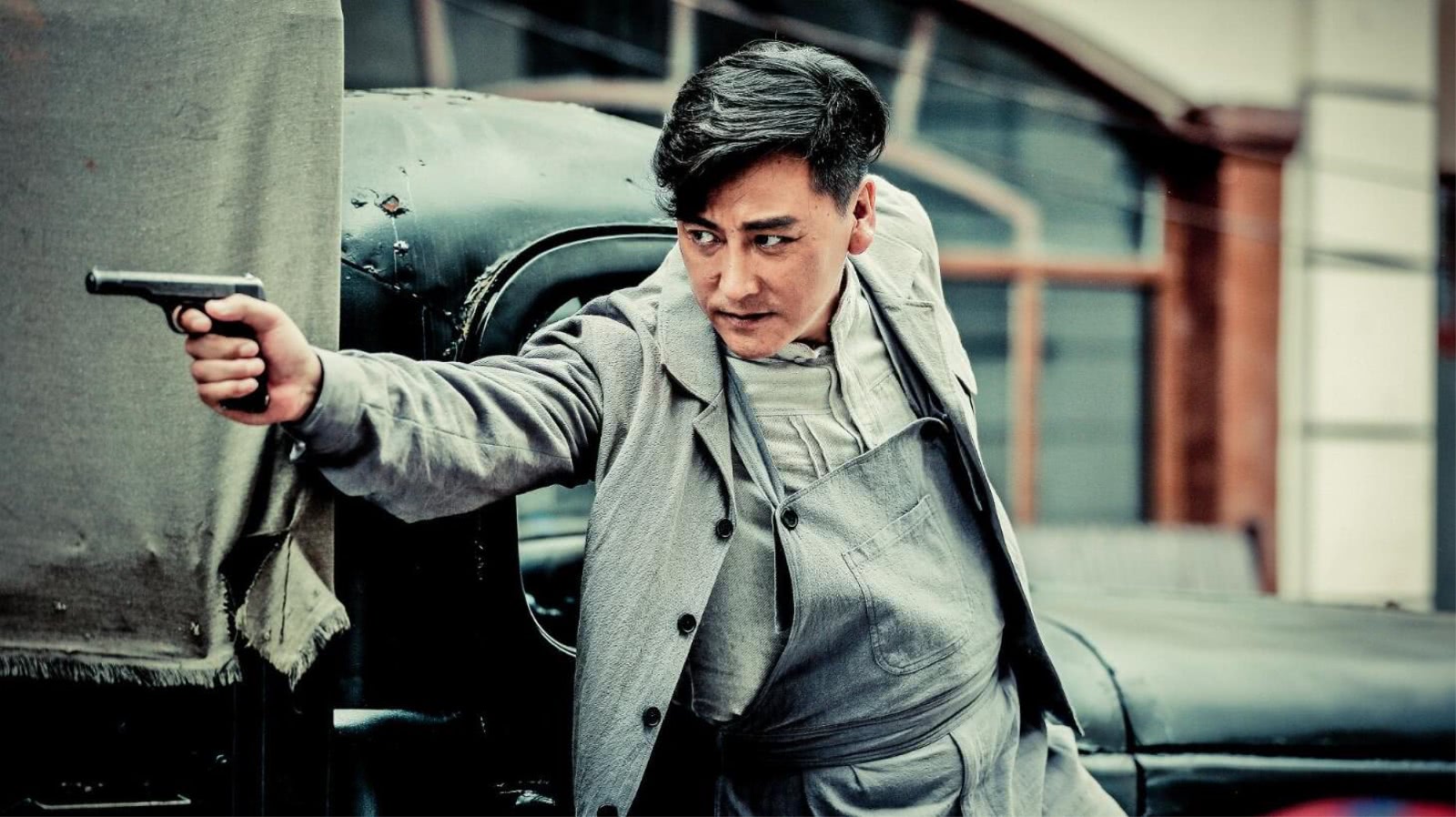 被外界称为拼命三郞,出道到现在拍了90多部戏,每年至少要拍三