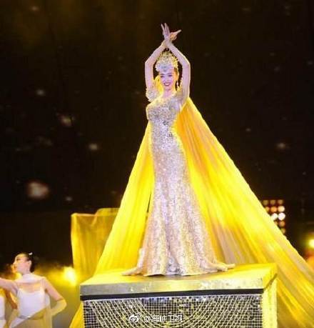 迪丽热巴当选金鹰女神 礼服精美华贵