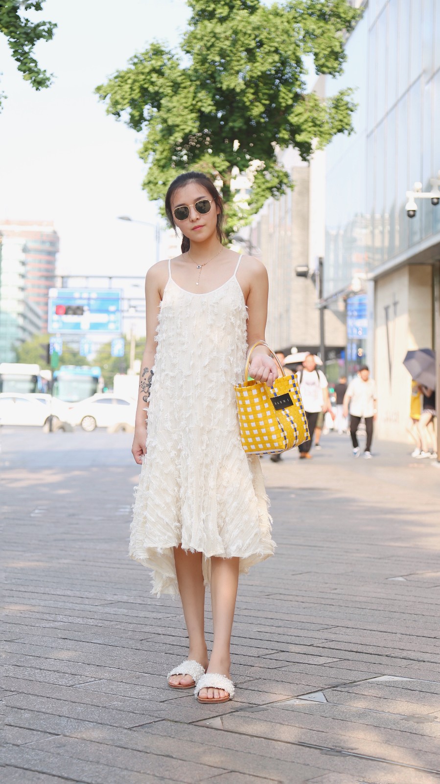 杭州街拍夏日美女赏心悦目清凉穿搭沁人心脾