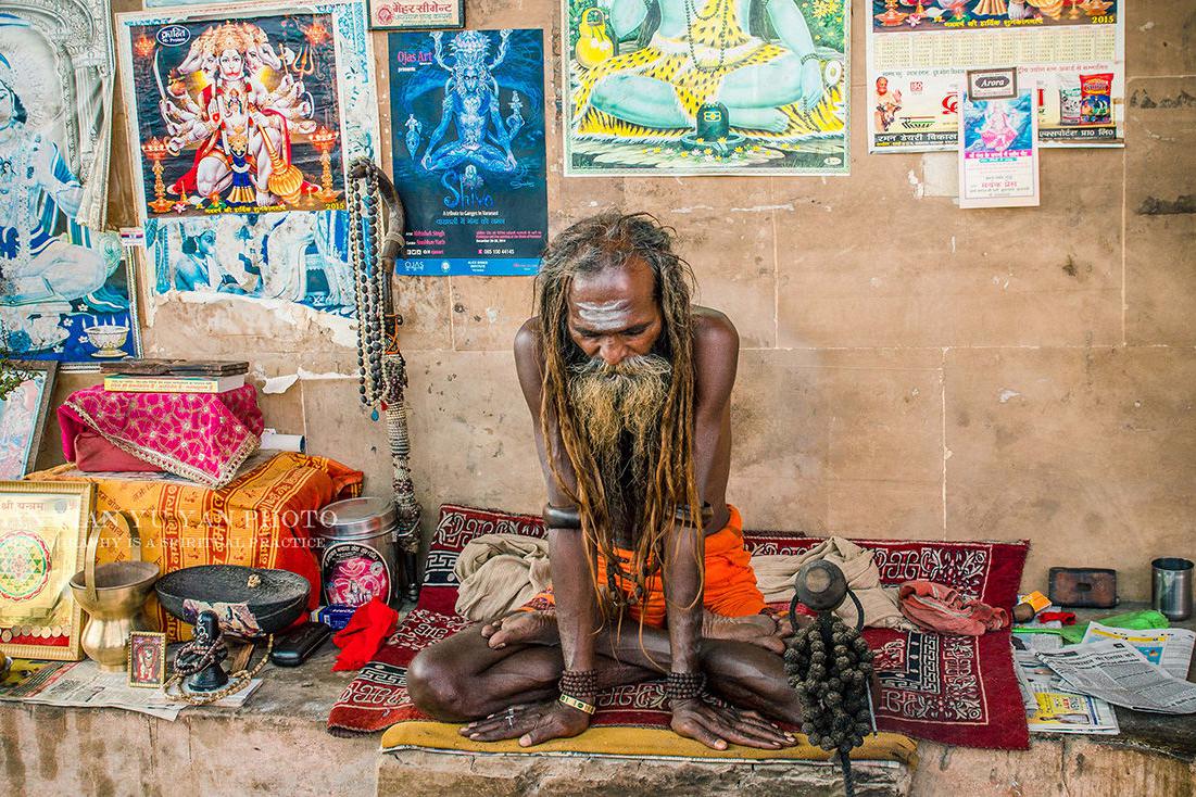 而最为奇特的就是恒河边的烧尸庙,河边的烧尸台已经和恒河岸边连为了