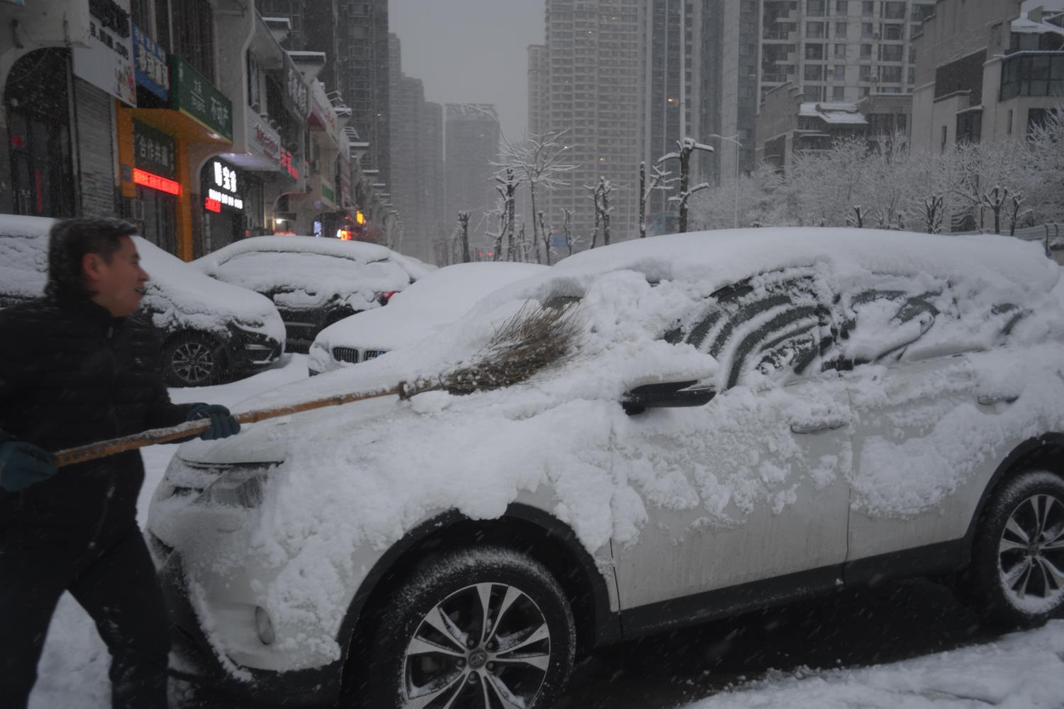 沈城大雪厚度达十几厘米,马路上汽车变成大面包