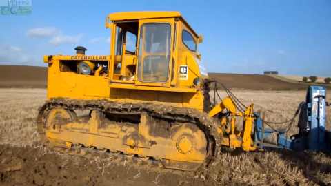 重型拖拉机带九铧犁耕地工作时就像履带式推土机一样牛