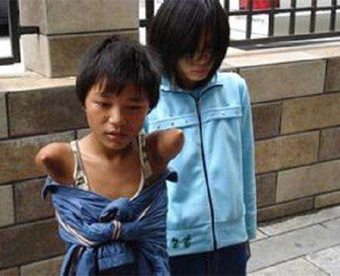 妈妈眼睁睁看着女儿被偷走五年后在街头重遇妈妈心都碎了