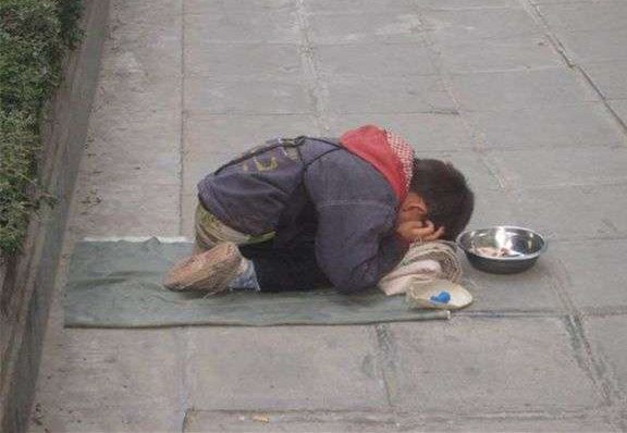 妈妈眼睁睁看着女儿被偷走五年后在街头重遇妈妈心都碎了