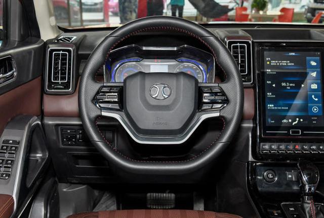 双幅方向盘造型独特,中央造型同样方正硬朗.