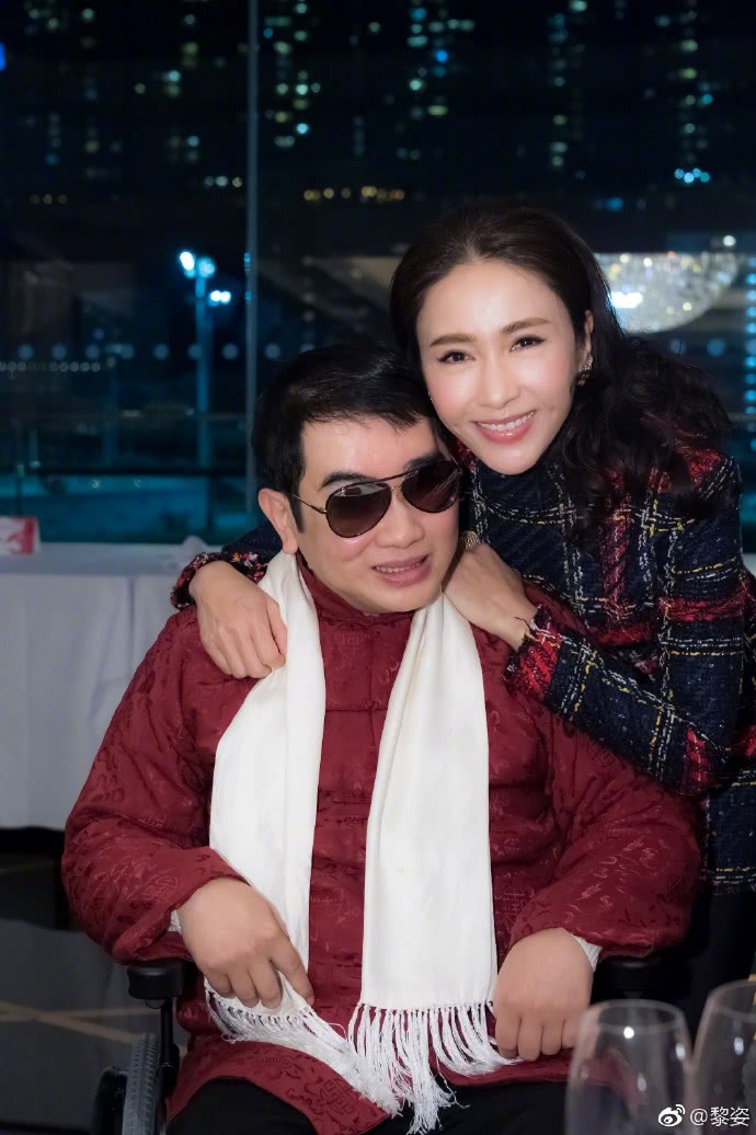 黎姿与弟弟黎婴罕见同框,亲密楼肩超温馨