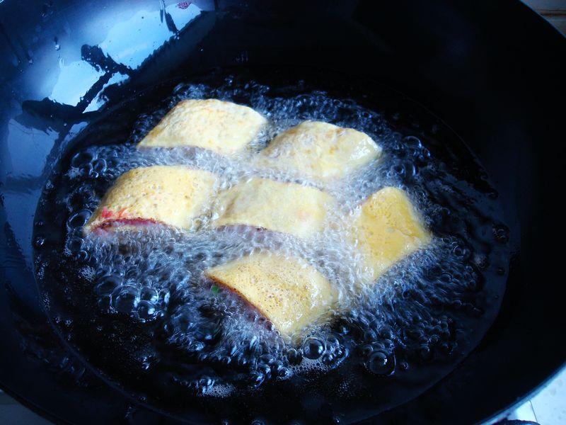 可以切的稍微小的再炸,这样好炸熟透2,煎鸡蛋皮一定要小火煎,这样蛋皮